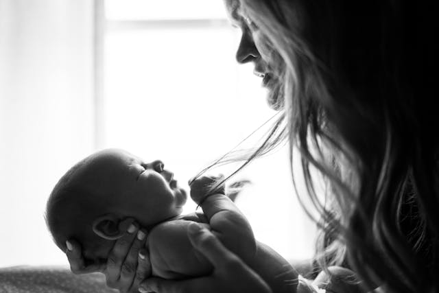 Midwives vs. Doulas: What is the difference?